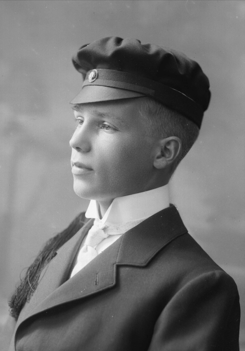 Gustav Borgen, Portrett, mann med studentlue. Bjarne Hagen.