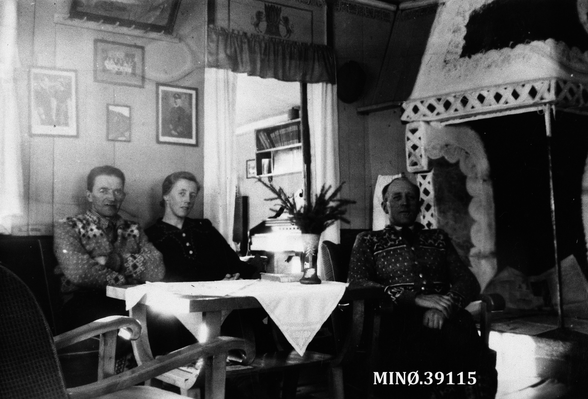 Ukjent, Personer i gammelstua på Holen nordre. Ole og Ingeborg Kjøllmoen, Simon Hoel.