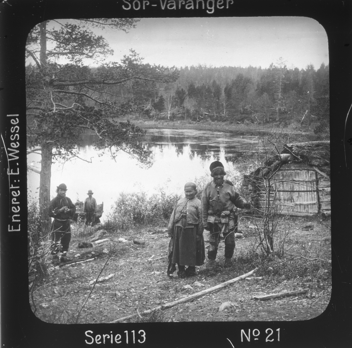 Ellisif Rannveig Wessel, Skoltesamer ved båtnaust, ovenfor Kobbefoss, Pasvikdalen, Sør-Varanger, Finnmark. De fisker i området på høsten. Motivet har nr.21 i lysbildeforedraget kalt "I lappernes land - Sør-Varanger", utgitt i Nerliens Lysbilledserier, serie nr 113.