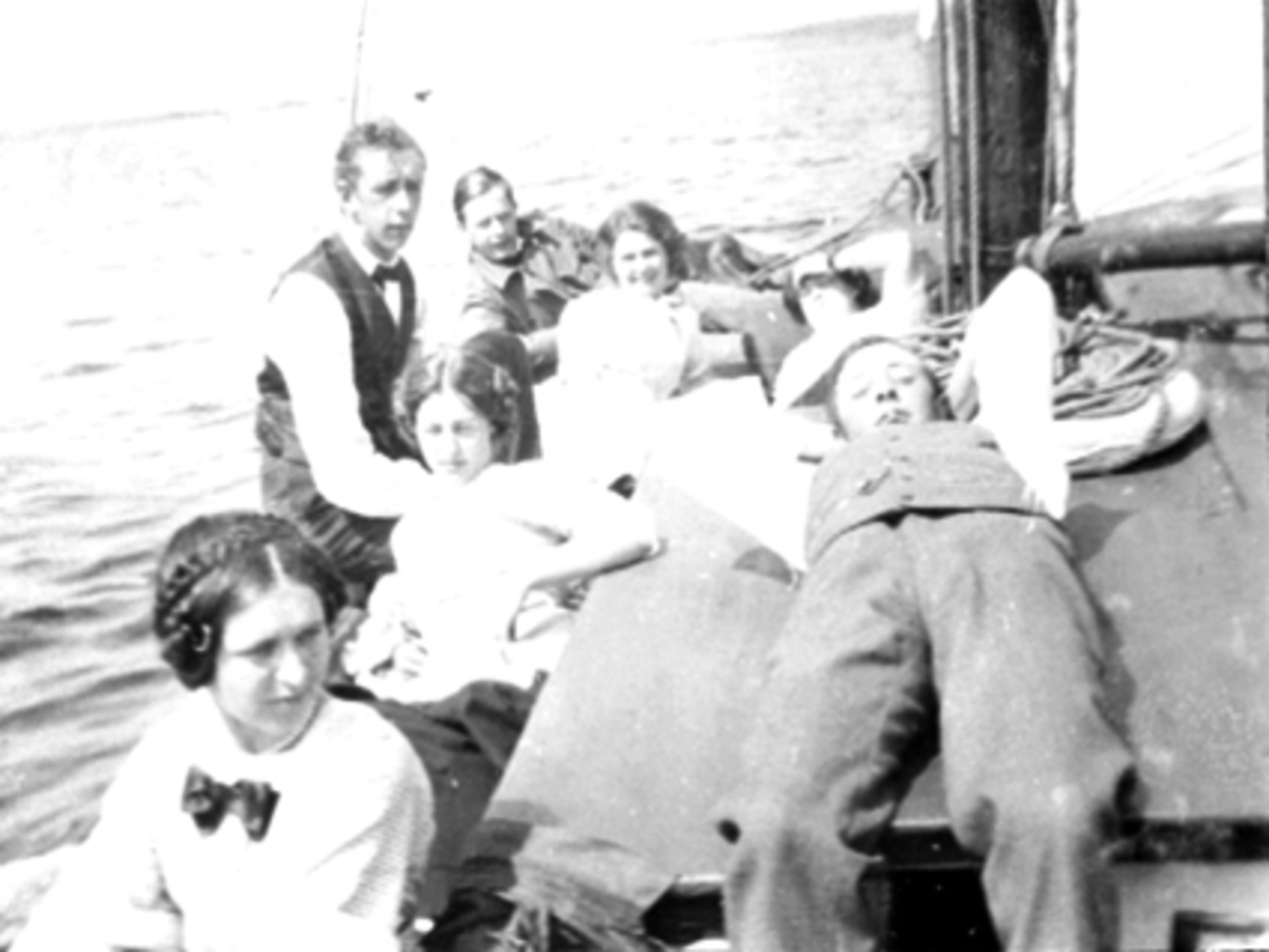 Anno Domkirkeodden, GRUPPE 7 UNGDOM PÅ BÅTTUR MED BÅTEN "TRYGG", PÅ MJØSA, NESSUNDET I BAKGRUNNEN