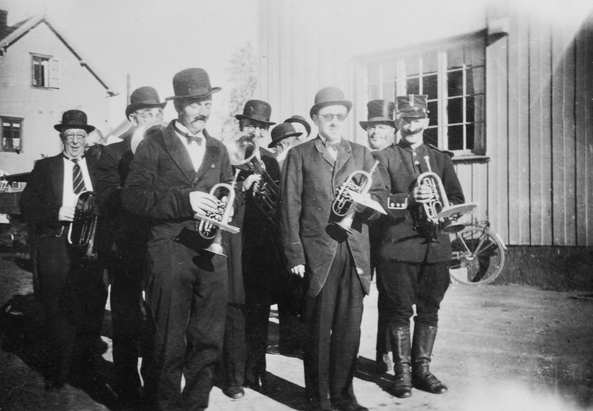 Anno Domkirkeodden, LØTEN MUSIKFORENING, RUSTADMUSIKKEN, ANTAGELIG 100 ÅRS JUBILEET, UTKLEDD I GAMLE KLÆRForan fra v: Ole Bronken, Henrik Schøyen, Ottar Schøyen, 2 rekke: Harald Bjørke, 3 rekke: Engstrøm m/åpen jakke.