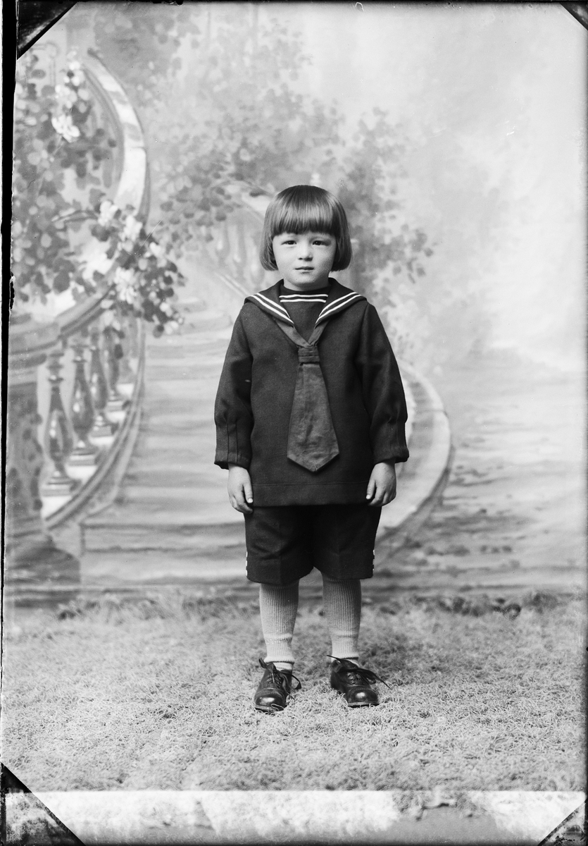 Skötsner-Edhlund, Ateljéporträtt - barn till Eskil Eriksson från Borggårde, Hökhuvud socken, Uppland 1926