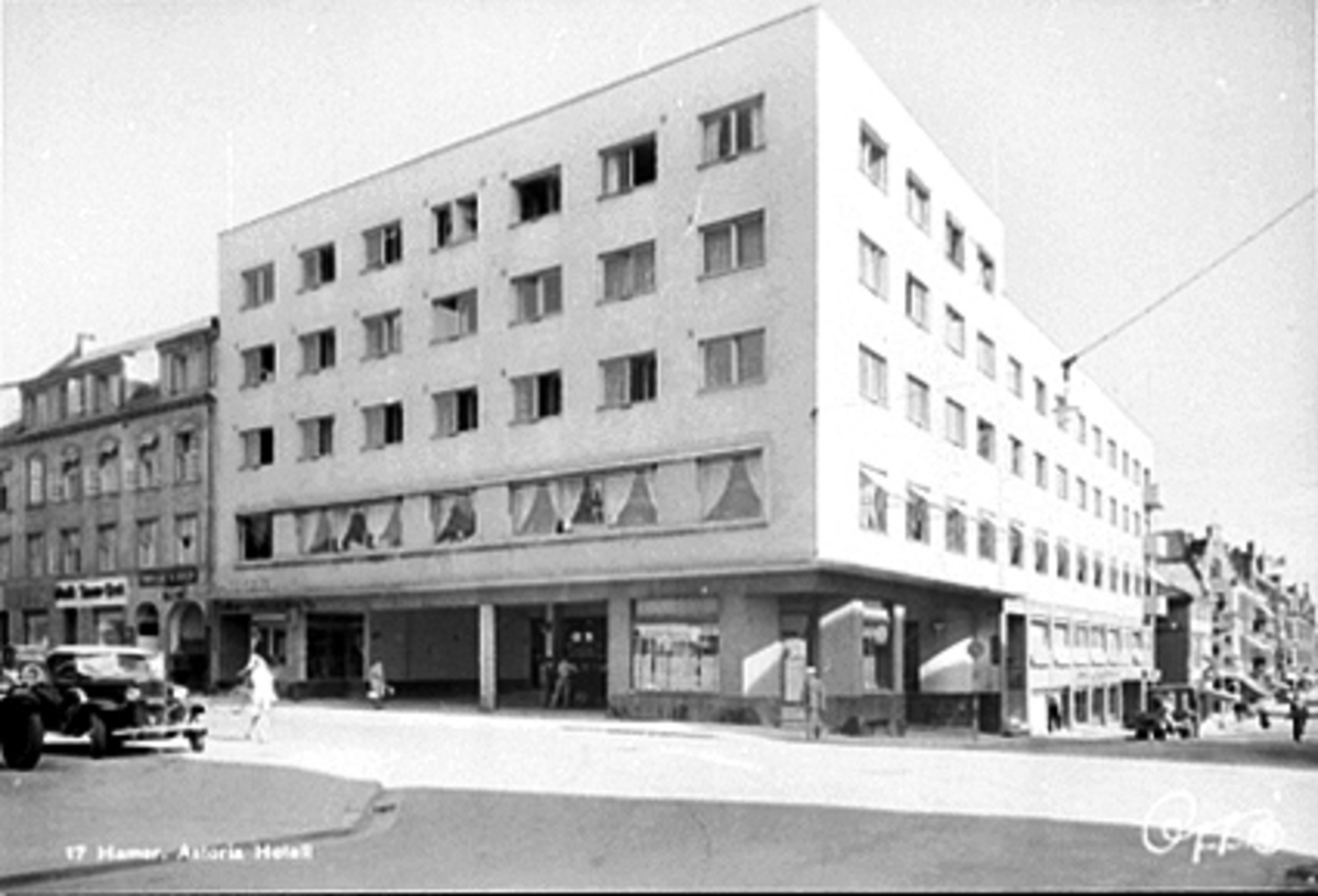 Anno Domkirkeodden, EKSTERIØR, HELE FASADEN HOTELL ASTORIA, MELKEFORSYNINGSGÅRDEN, GULLSMED PÅ HJØRNET, ESSO BENSINSTASJON, TANNLEGE KARL LØKEN I MEIERIGÅRDEN, MEIERIUTSALG
