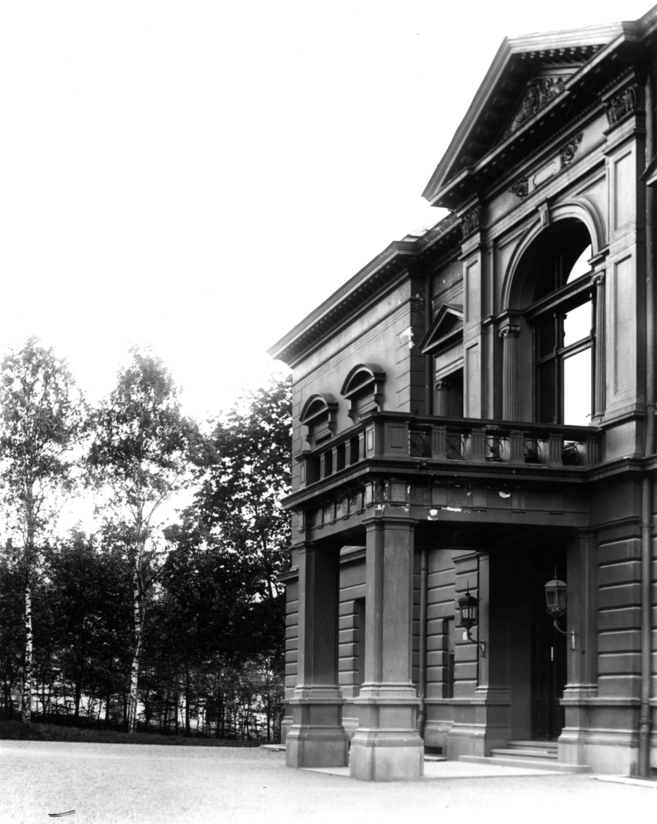 Anders Beer Wilse, Videnskapsakademiet.Drammensveien 78, Oslo. Fotografi av inngangspartiet. 1885. Arkitekt Herman Major Backer.