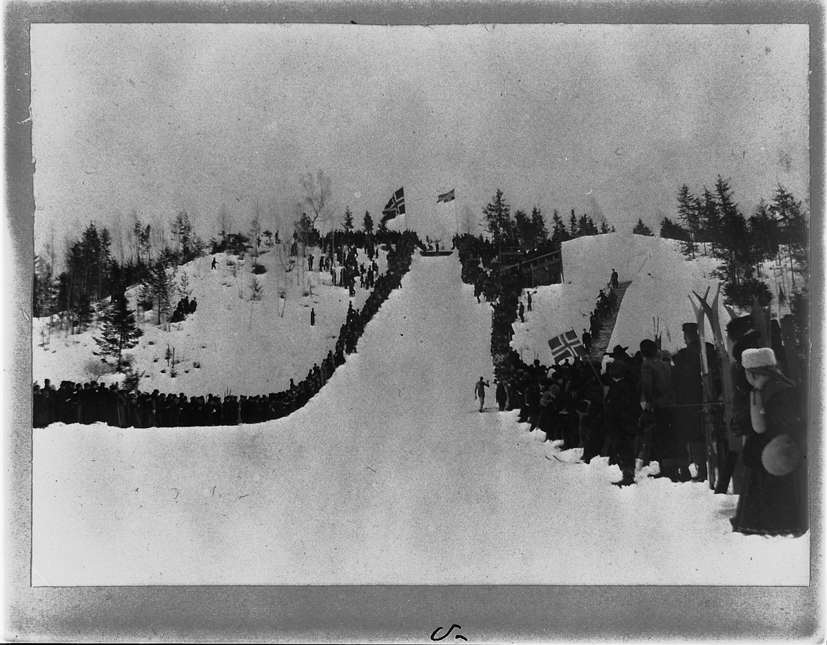 Johan Albert Steen, GRESSBYBAKKEN, FRAMBAKKEN, BRUMUNDDAL, HOPPRENN, PUBLIKUM, FLAGG, SKIRENN. 16-2-1902.
