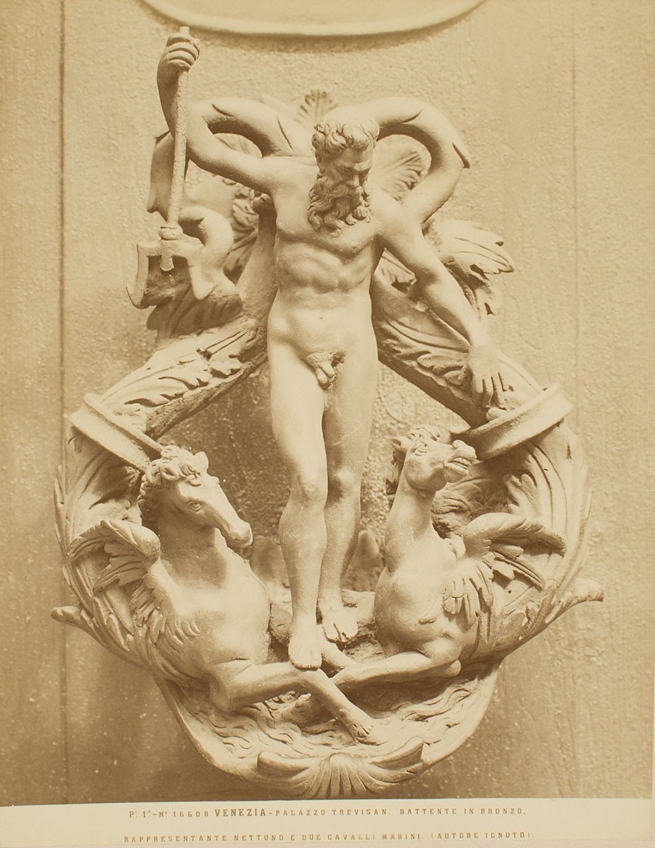 Fratelli Alinari, Figurativer Türklopfer vom Palazzo Trevisan, Venedig