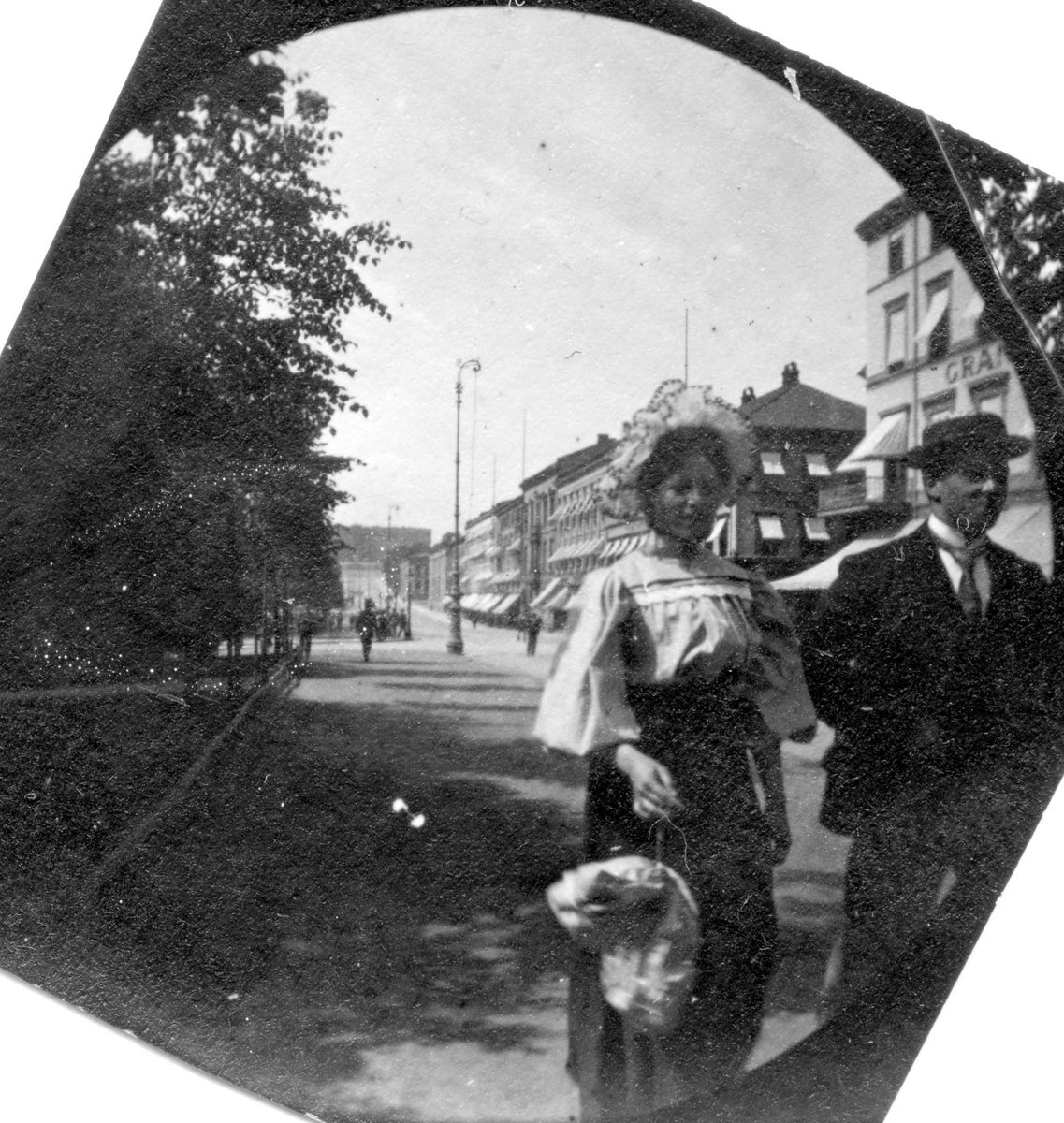Fredrik Carl Mülertz Størmer, Mann og kvinne spaserer langs Karl Johans gate, Oslo. Slottet skimtes.