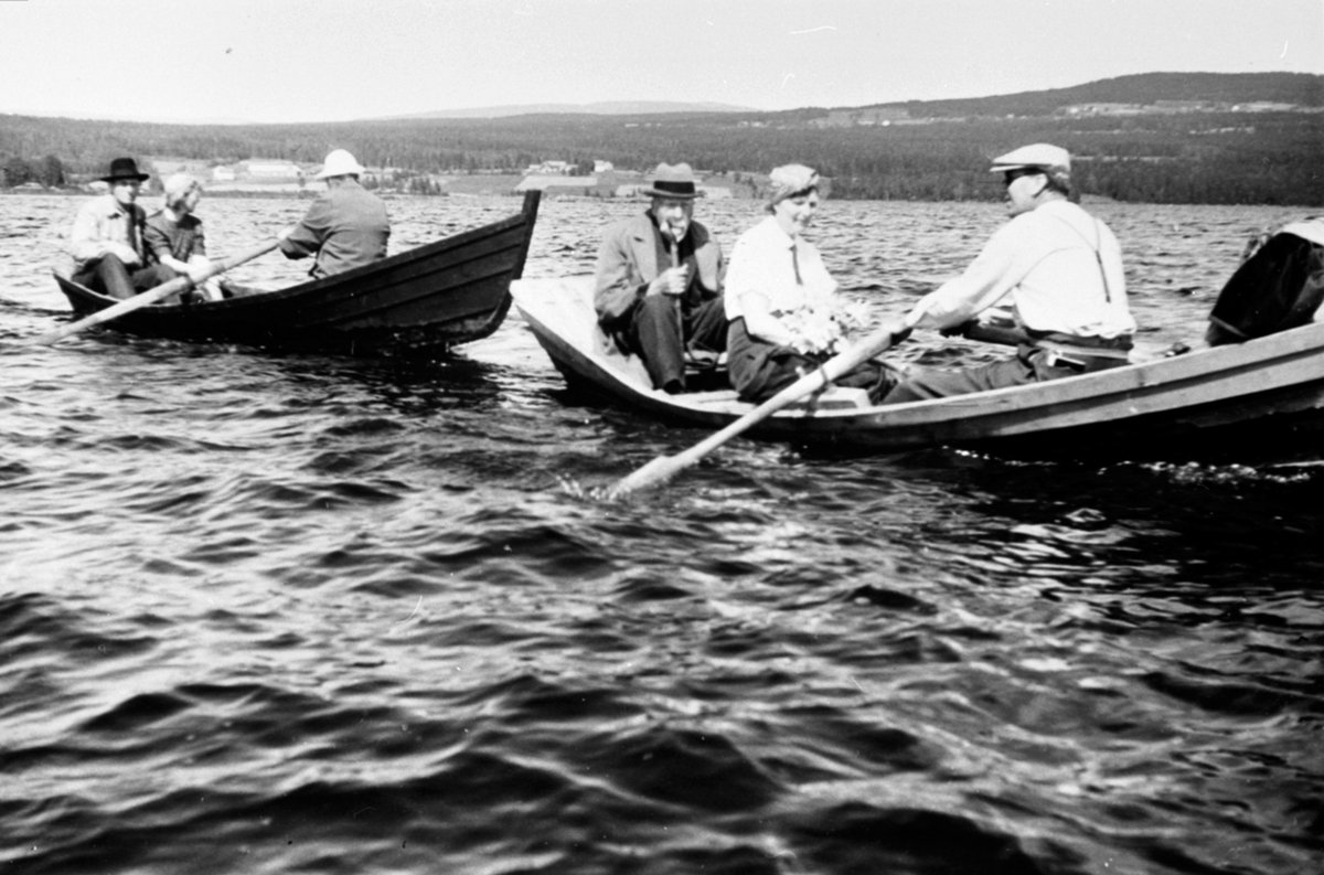 Anno Domkirkeodden, Familien Hauger og kunstneren Johan Nordhagen (1856-1956) i robåter på Næra i Ringsaker.