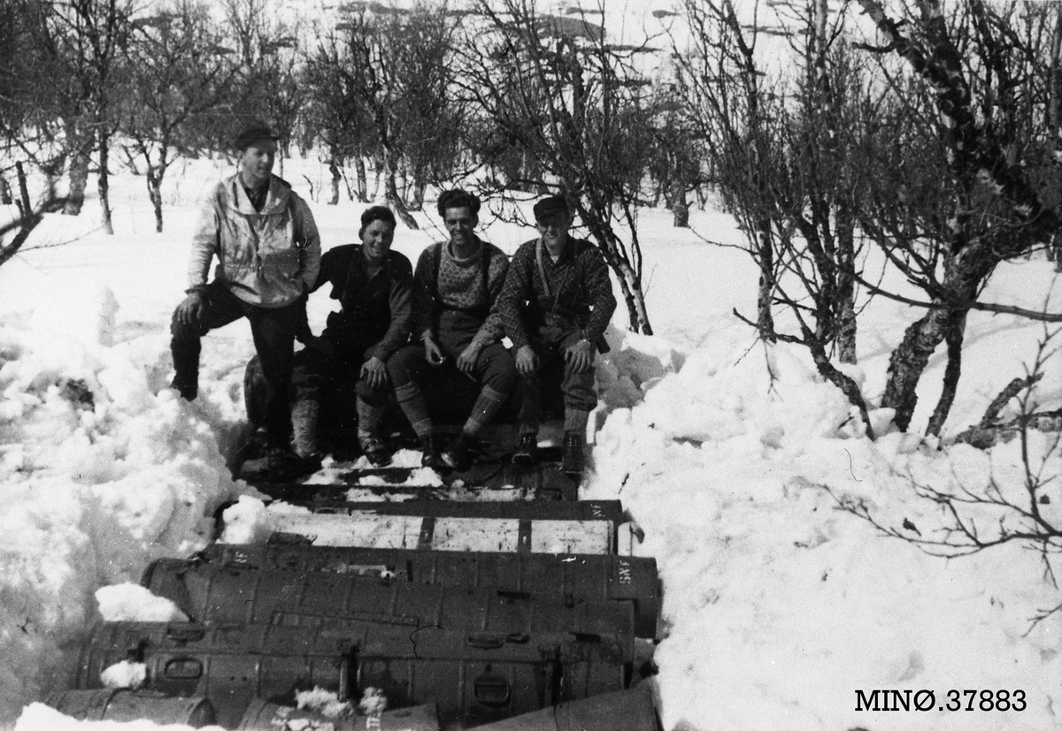 Oddvar Dobloug, Medlemmer av Grebe Red har gravd fram et skjult konteinerlager like før freden i 1945.