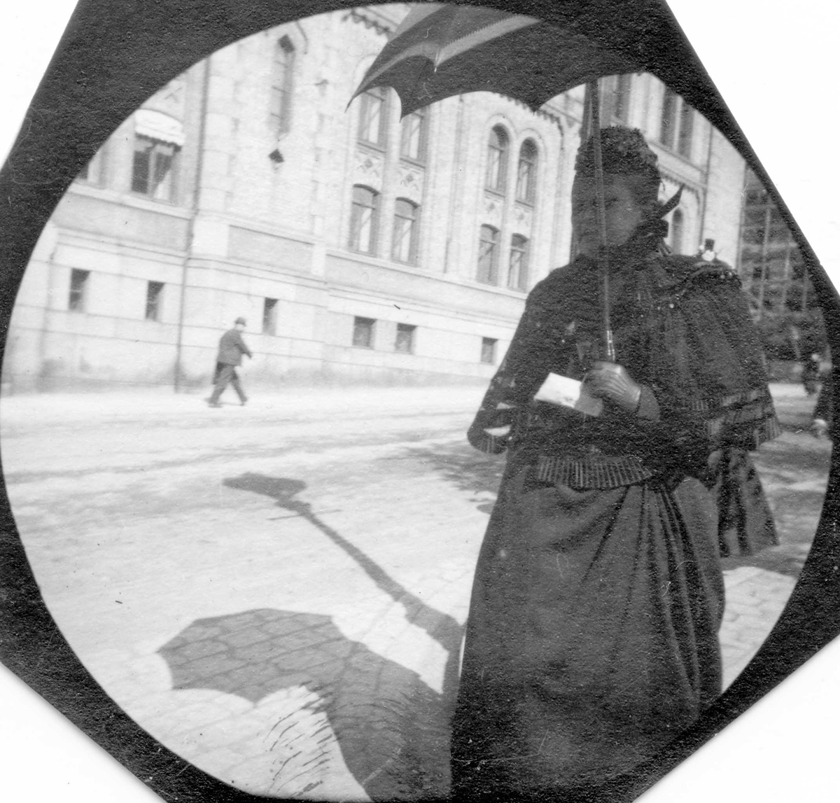 Fredrik Carl Mülertz Størmer, Fotografens mor, fru apoteker Størmer, spaserer på Wessels plass, Oslo med Stortinget på andre siden av gaten.