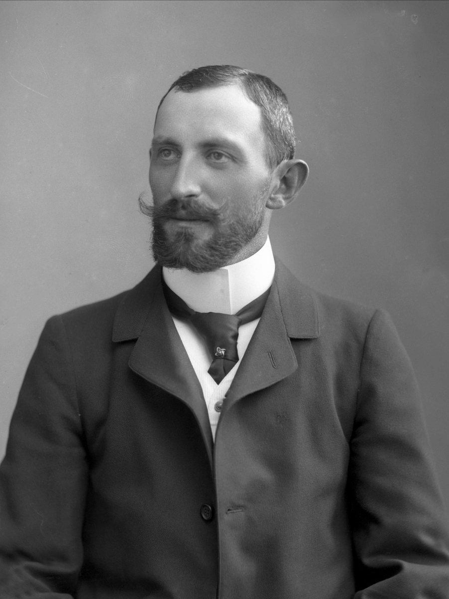 Gustav Borgen, Portrett, mann i offisersuniform, handelsflåten. Herr Peronard.