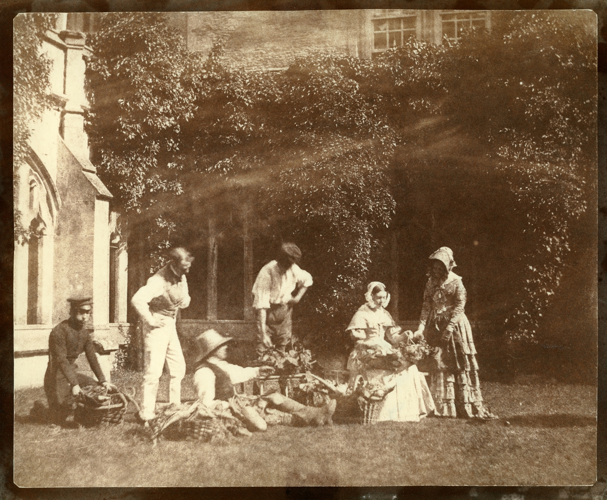 Henry William Fox Talbot, "The Fruit Sellers" eller "Persons selling fruit and flowers". "Fruksförsäljare". Originalkalotyp från Lacock Abbey, Wittshire, troligen den 9 september 1845. Fotografiet är taget antingen av Talbot, eller mer troligt av dennes vän, Rev Calvert R Jones.