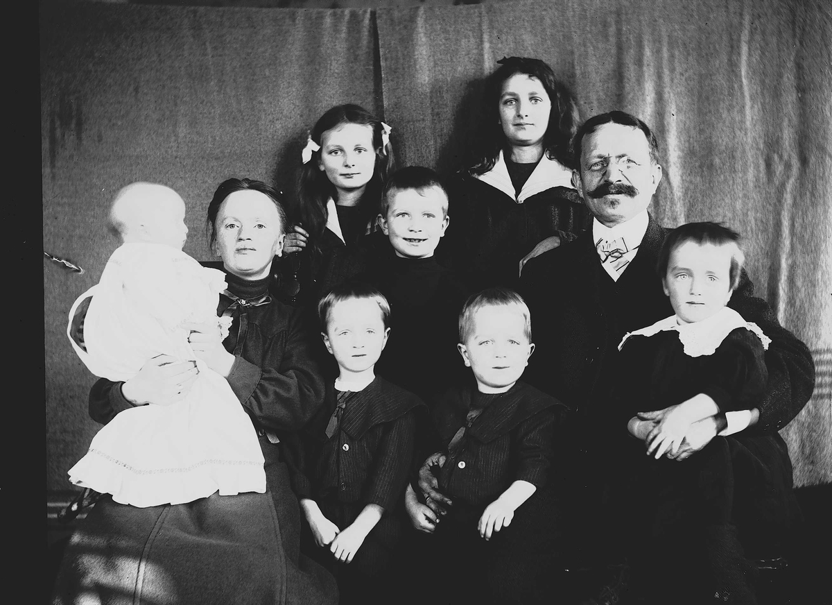 Axel Quinsgaard Wiborg, Gruppeportrett av familien Quinsgaard Wiborg, mor, far og syv barn, Digerud, Frogn, Akershus, 1908.