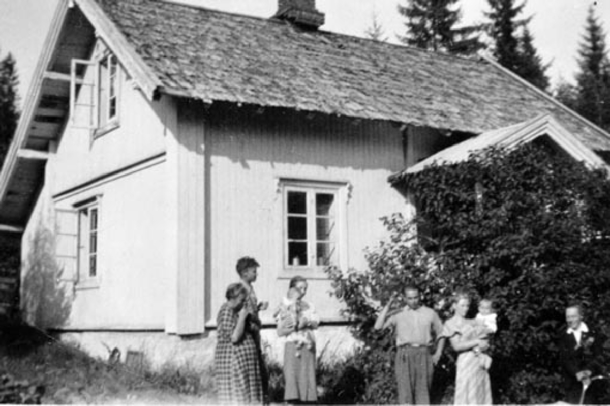 Anno Domkirkeodden, Eksteriør, Smeby under Hilstad nedre, Nes, Hedmark. Fra venstre er Julie f.1876, Anders f.1916, Magnhild f.1917 med Bjørn f.1939, Jørgen (1918-1995), Astrid (1914-1985) med Jan, Arne Roligjord.
