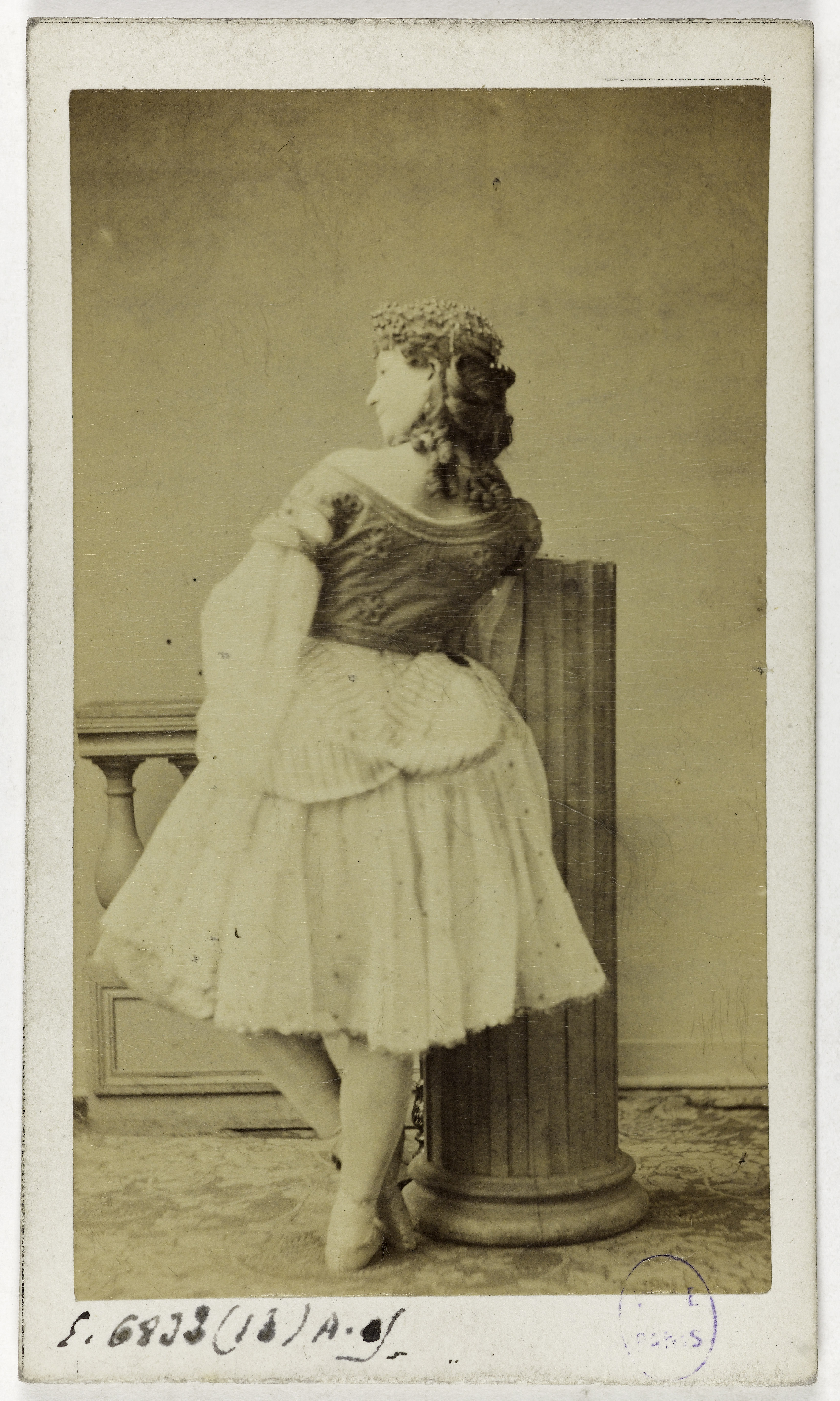 Pierre Petit & Trinquart, Portrait d'Esther Moyse, danseuse au Cirque Impérial en 1862, au Théâtre de la Gaité, au Théâtre de la Variété en 1861 et au Théâtre des Délassements-Comiques en 1857.