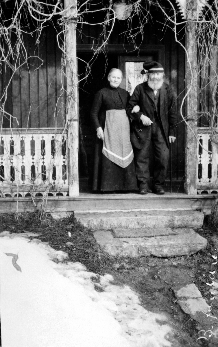 Anno Domkirkeodden, Agnethe Heramb (1849 - 1925) og Andreas Heramb (1842 - 1924) på verandaen på føderådsbygningen, Heramb, Gaupen, Ringsaker.