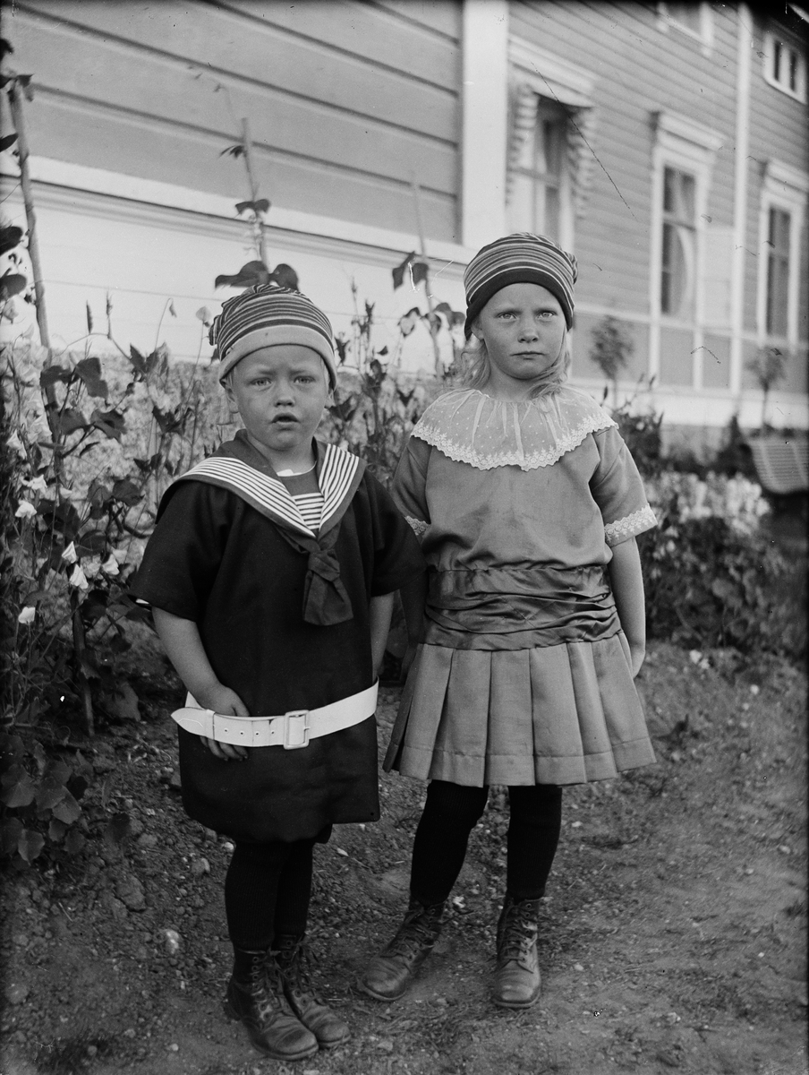 St Joseph, Two Girls