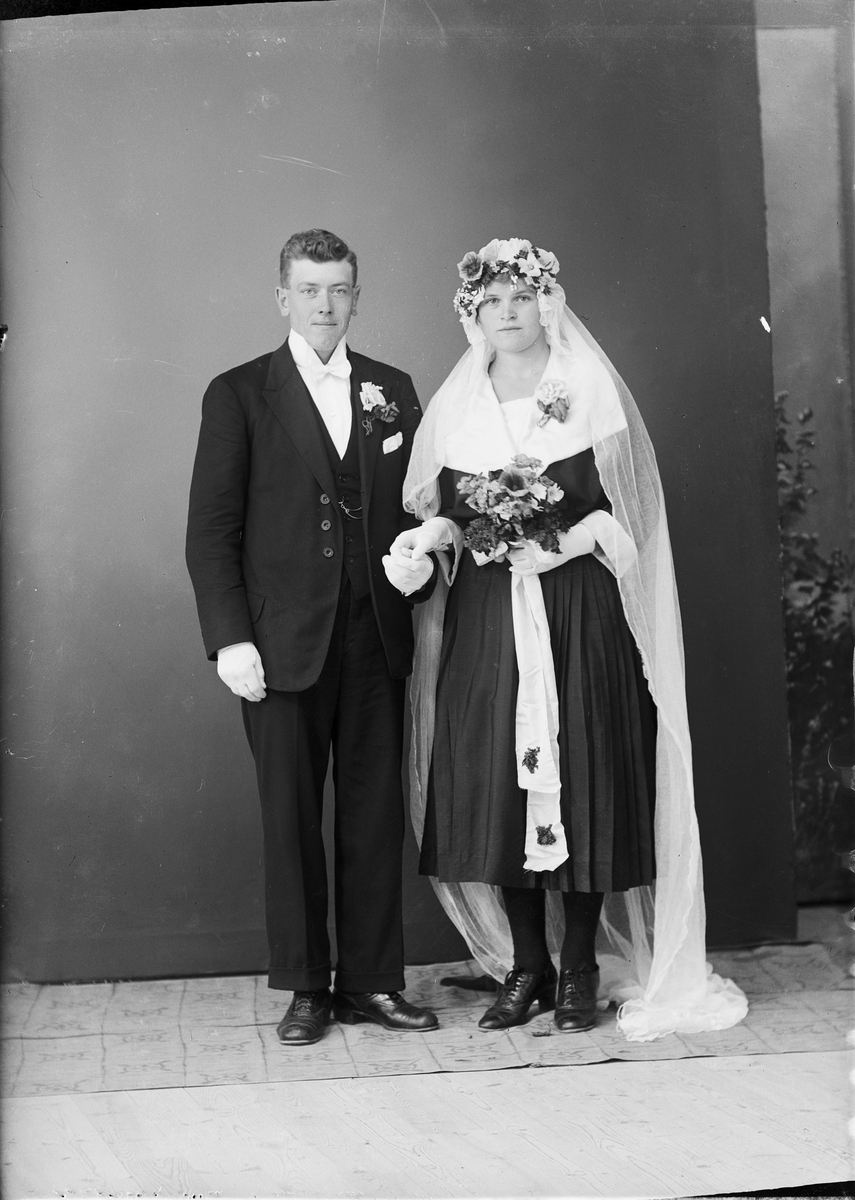 Skötsner-Edhlund, Brudparet Karlsson från Hummeldal, Börstil socken, Uppland 1922