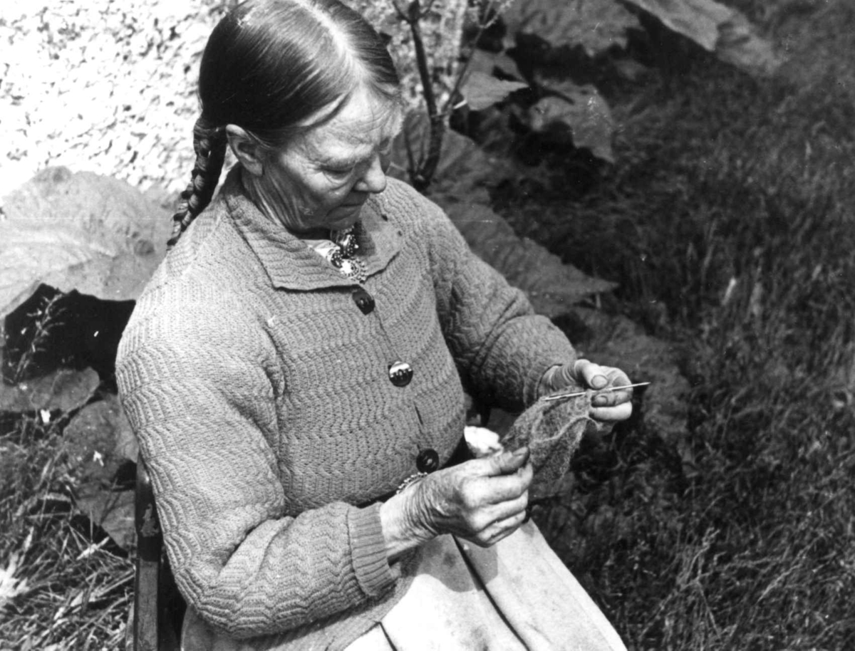 Anna Grostøl, Valle, Setesdal, Aust-Agder 1939. Portrett av Annlaug K. Haugen som sitter med nålebinding.