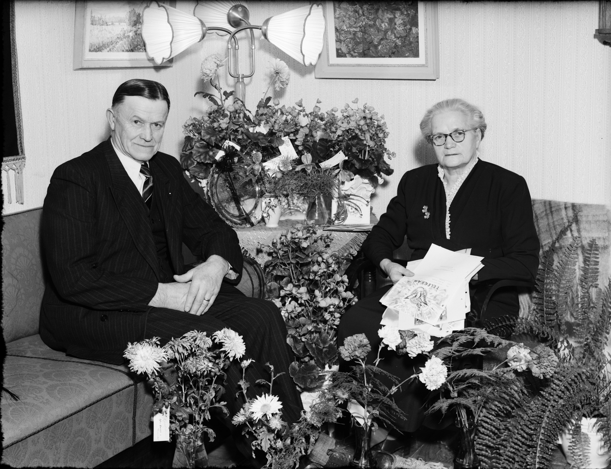 Skötsner-Edhlund, Kvinna och man i bostadsmiljö, Östhammar, Uppland