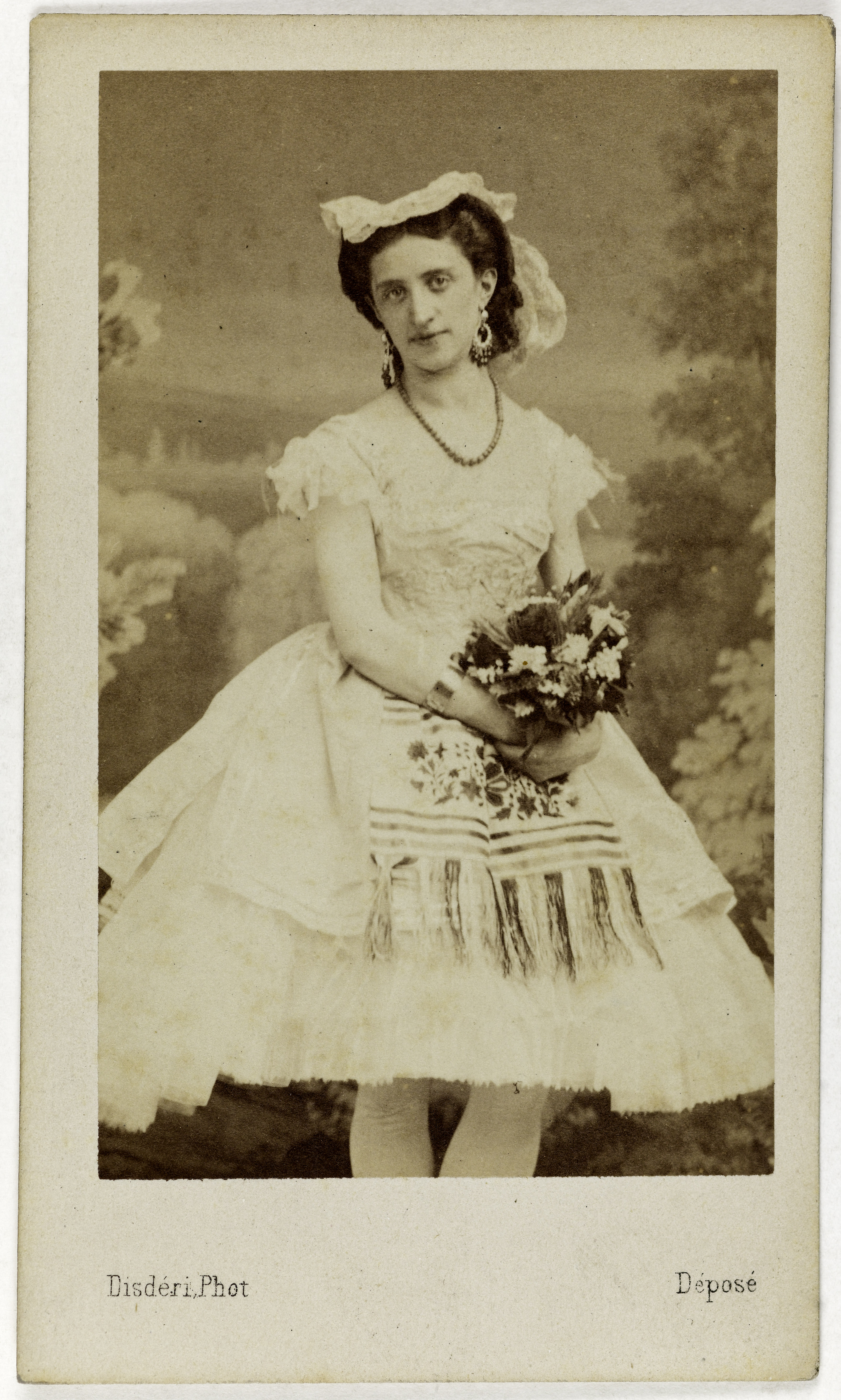 André-Adolphe-Eugène Disdéri, Portrait de Mourawieff, danseuse à l'Opéra en 1863, avec un bouquet de fleurs à la main.