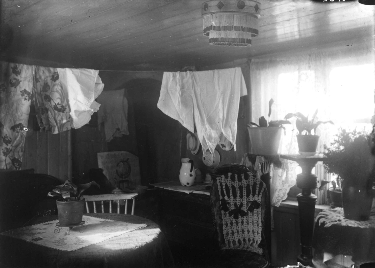 Nanna Broch, Interiør, stue, ant. Grønland, Oslo. Fra boliginspektrise Nanna Brochs boligundersøkelser i Oslo 1920-årene.