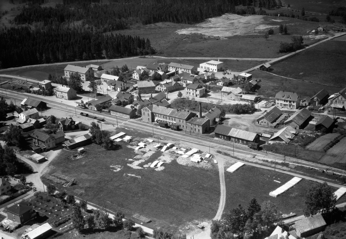 Widerøes Flyveselskap A/S, LØTEN SENTRUM. FLYFOTO, LØTEN MEIERI,