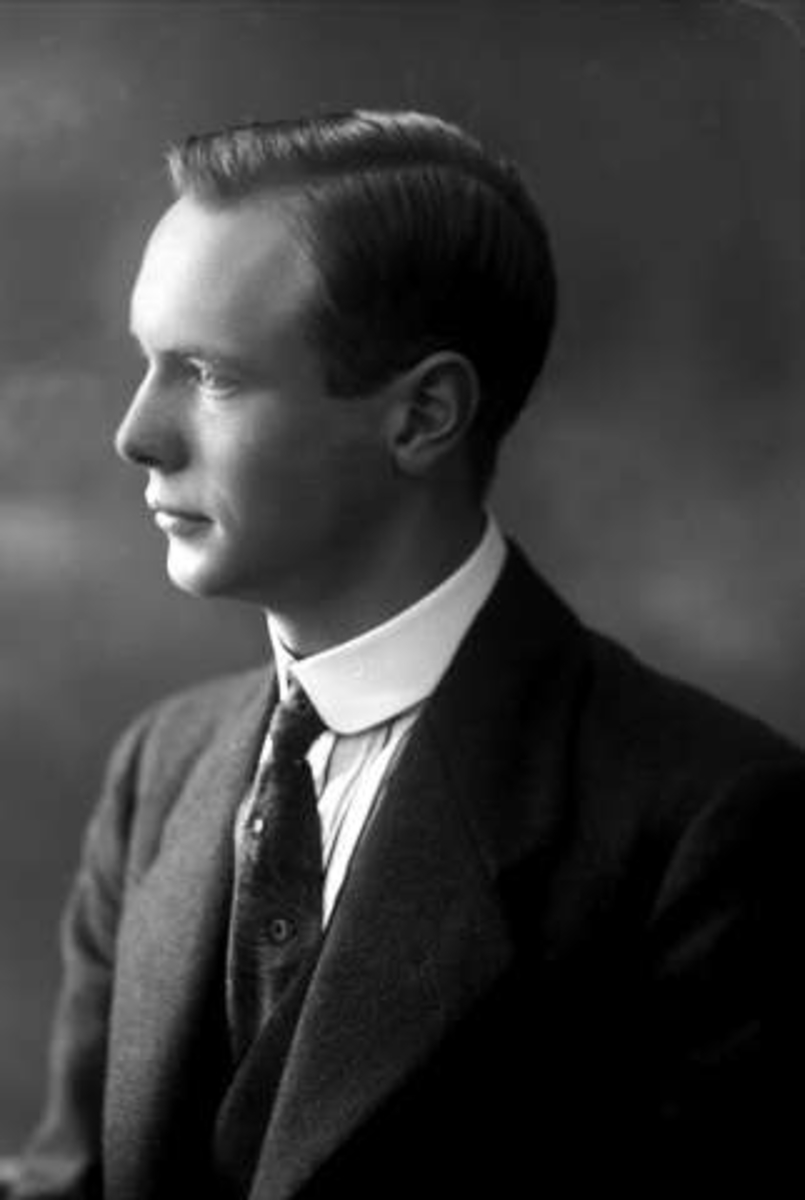 Gustav Borgen, Portrett, mann i dress.