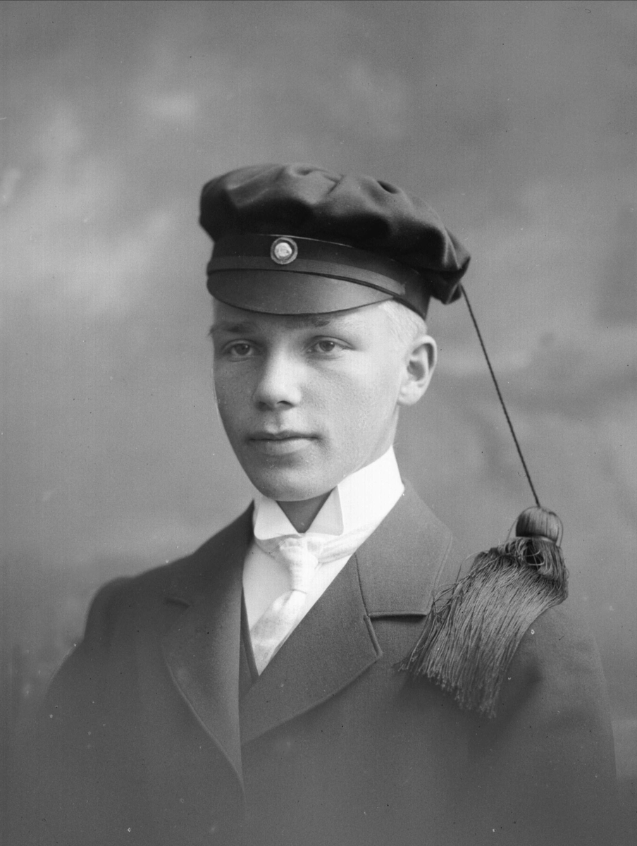 Gustav Borgen, Portrett, mann med studentlue. Bjarne Hagen.