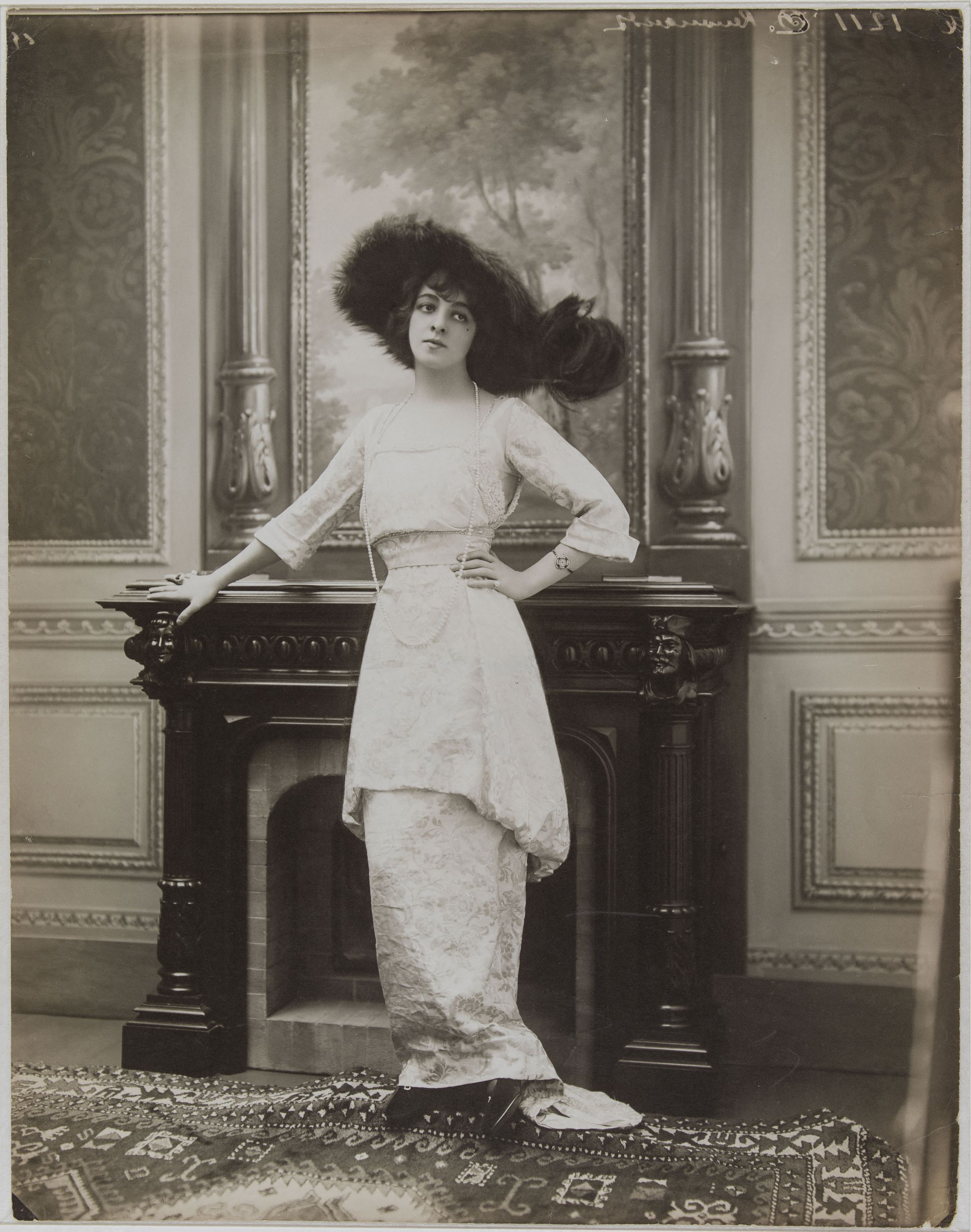 Talbot, Mademoiselle Renouardt. Robe de Doeuillet en brocart blanc et argent.