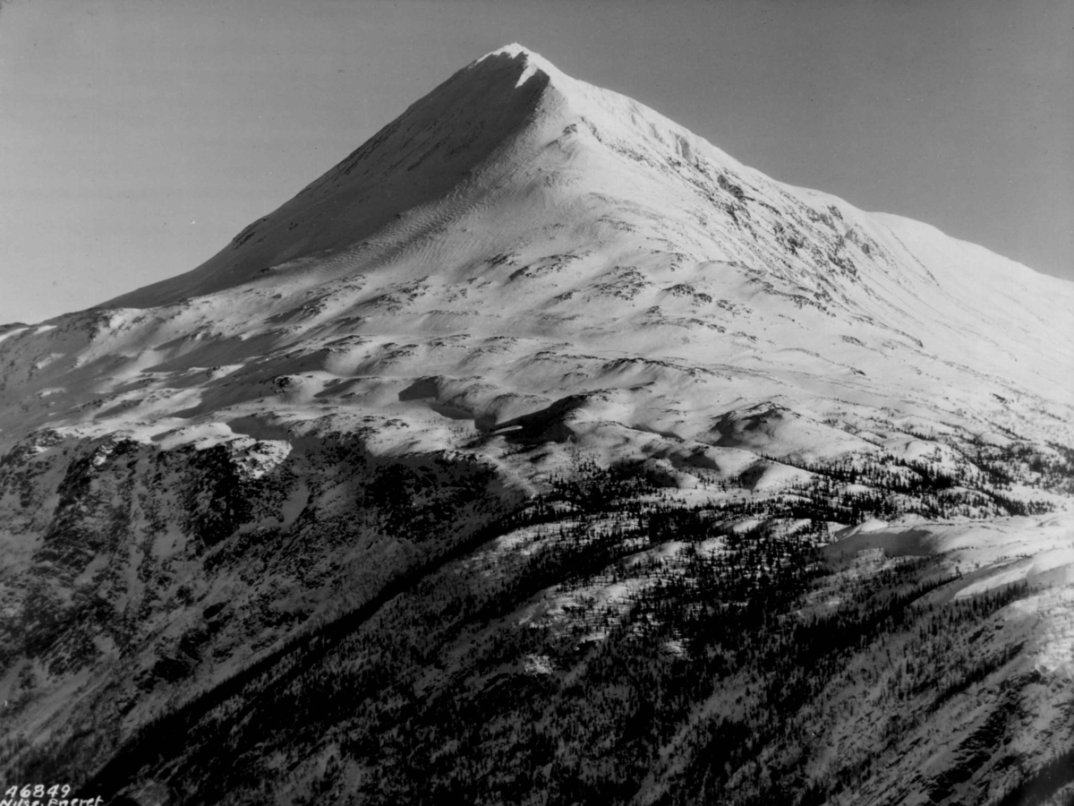 Anders Beer Wilse, Landskap ved Gaustatoppen. Snødekte fjell.