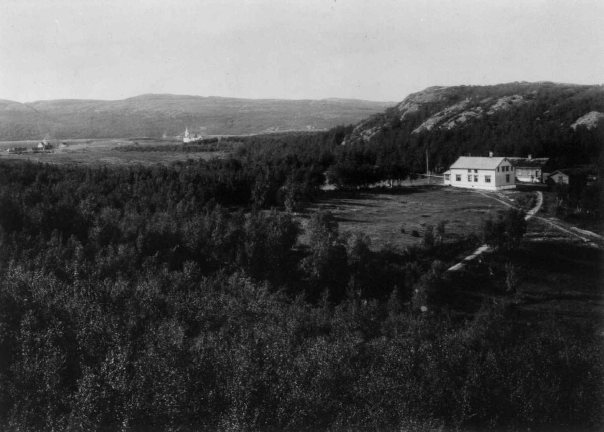 Ellisif Rannveig Wessel, Sør-Varanger prestegård, Finnmark, med kirken i bakgrunnen, før 1900.
