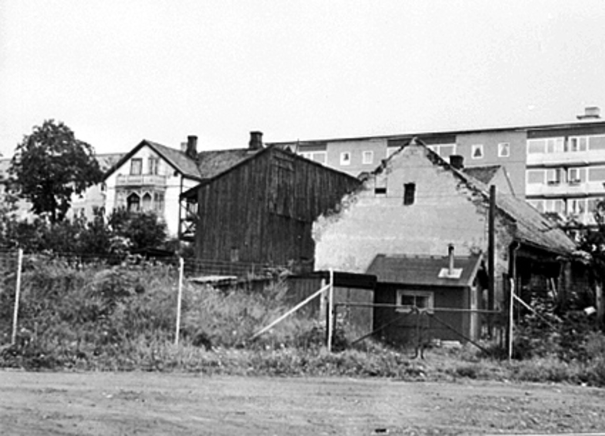 Anno Domkirkeodden, EKSTERIØR SKAPPELSGATE 2 OG 4, UTHUSENE