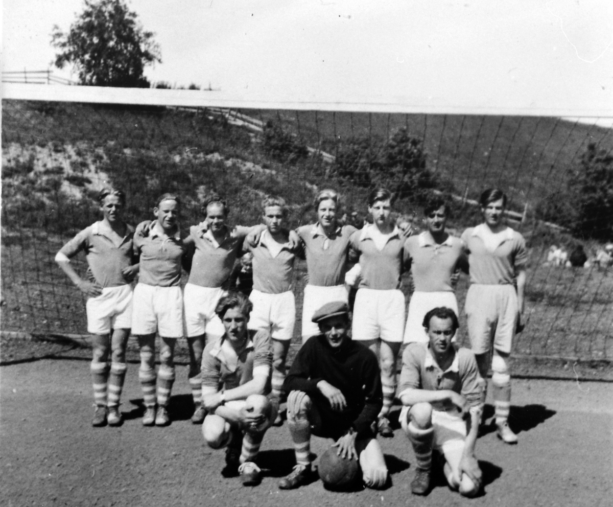 Anno Domkirkeodden, C-laget i fotball, Moelv, ca. 1950. Foran fra venstre er Jarle Sigtbakken, Magne Kristiansen, Karstein Kristiansen. Bak fra venstre er Johs. Dobloug, Dagfinn Grimerud, Leif Simensen, Sverre Sigtbakken, Magne Dalåsen, Kjell Tranget, Kristian Strandbakken og Arvid Karlsen.