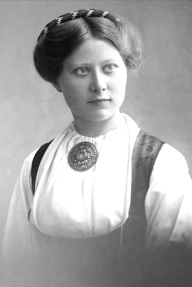 Gustav Borgen, Portrett, kvinne i bunad. Ingrid Gaara.