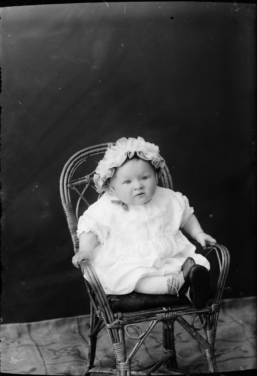 Skötsner-Edhlund, Ateljéporträtt - flicka, Östhammar, Uppland