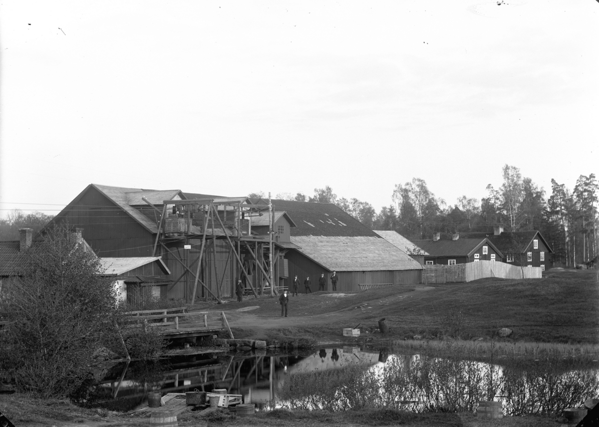 Gustaf Ferdinand Hallberg, Industribyggnader, sex män.