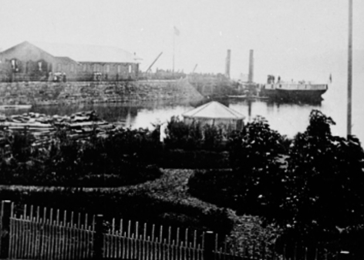 Anno Domkirkeodden, STRANDGATEHAGENE, LYSTHUS, JERNBANEBRYGGA, D. S. SKIBLADNER FØR OMBYGGING I 1872