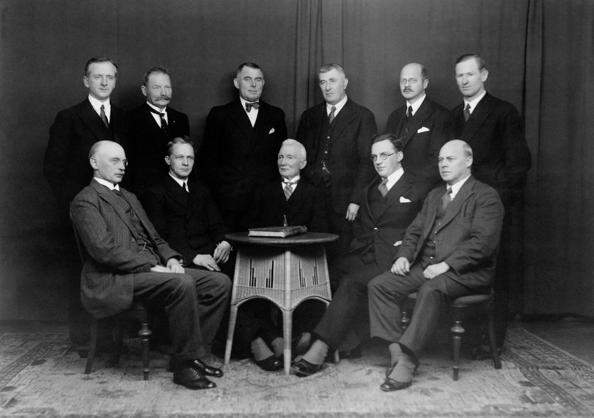 Anno Domkirkeodden, HAMAR FORMANNSKAP, GRUPPE POLITIKERE, FORAN FRA VENSTRE: JOHS. BERG, O. HAUGAASEN, NIC. HELLAND, REDAKTØR OLAV LARSSEN OG FREDRIK MONSEN, BAK FRA VENSTRE: H. ANDERSEN, E. J. BERGH, K. KRISTOFFERSEN, K. ALFSTAD, EINAR NIELSEN, JOSEF NILSEN