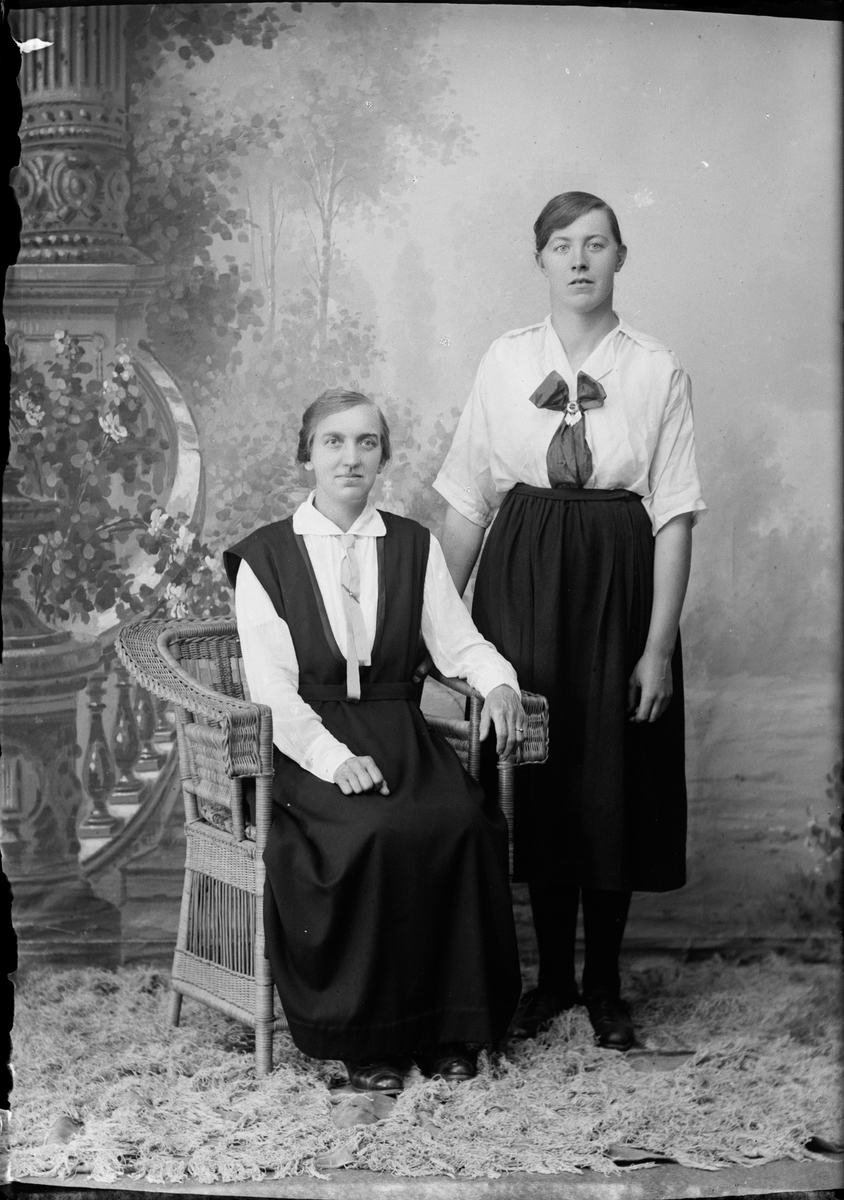 Skötsner-Edhlund, Ateljé Portrait - Two Women, Östhammar, Uppland 1924