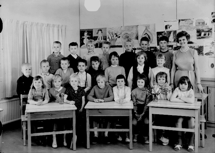 Sven Lindskog, Lillåstrandskolan, klassrumsinteriör, 23 skolbarn med lärarinna fröken Margareta Grönberg. Klass 1G, sal 1.