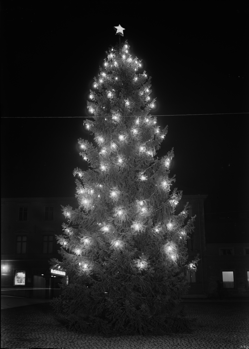 Paul Sandberg, Julgran på Fyristorg, Uppsala december 1944