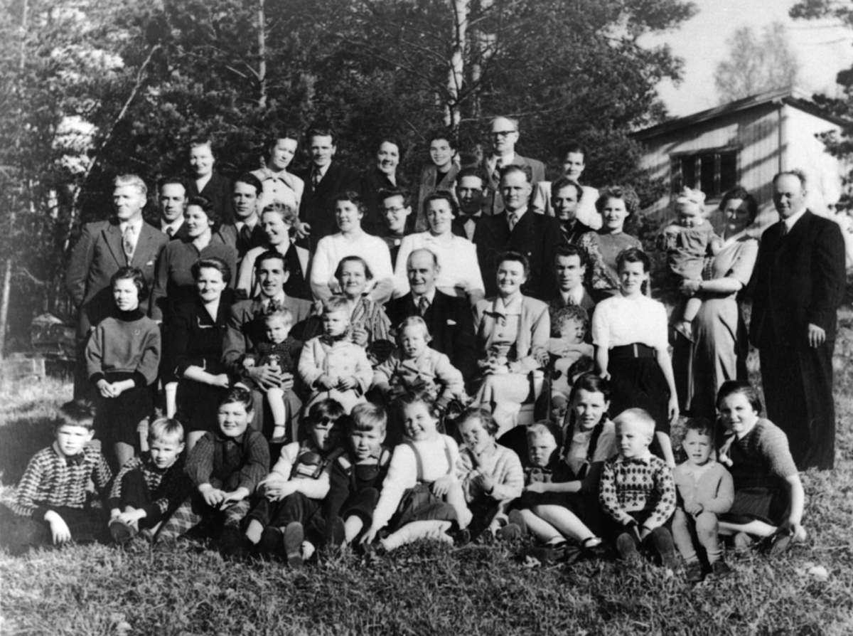 Anno Domkirkeodden, GRUPPE: STOR FAMILE 47 STK. FAMILIEN SJØLI, ÅSVANG, Stange.