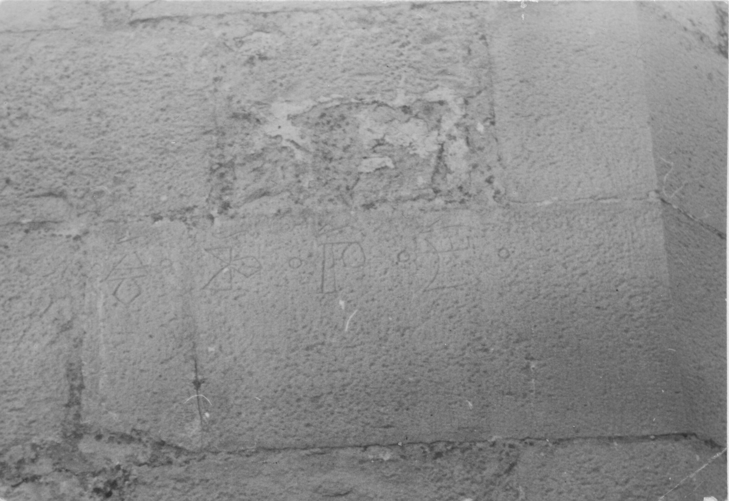 Branko Fučić, Roč (Buzet), župna crkva sv. Bartola, detalj: glagoljska godina 1492. na vanjskom pročelju gotičkog svetišta