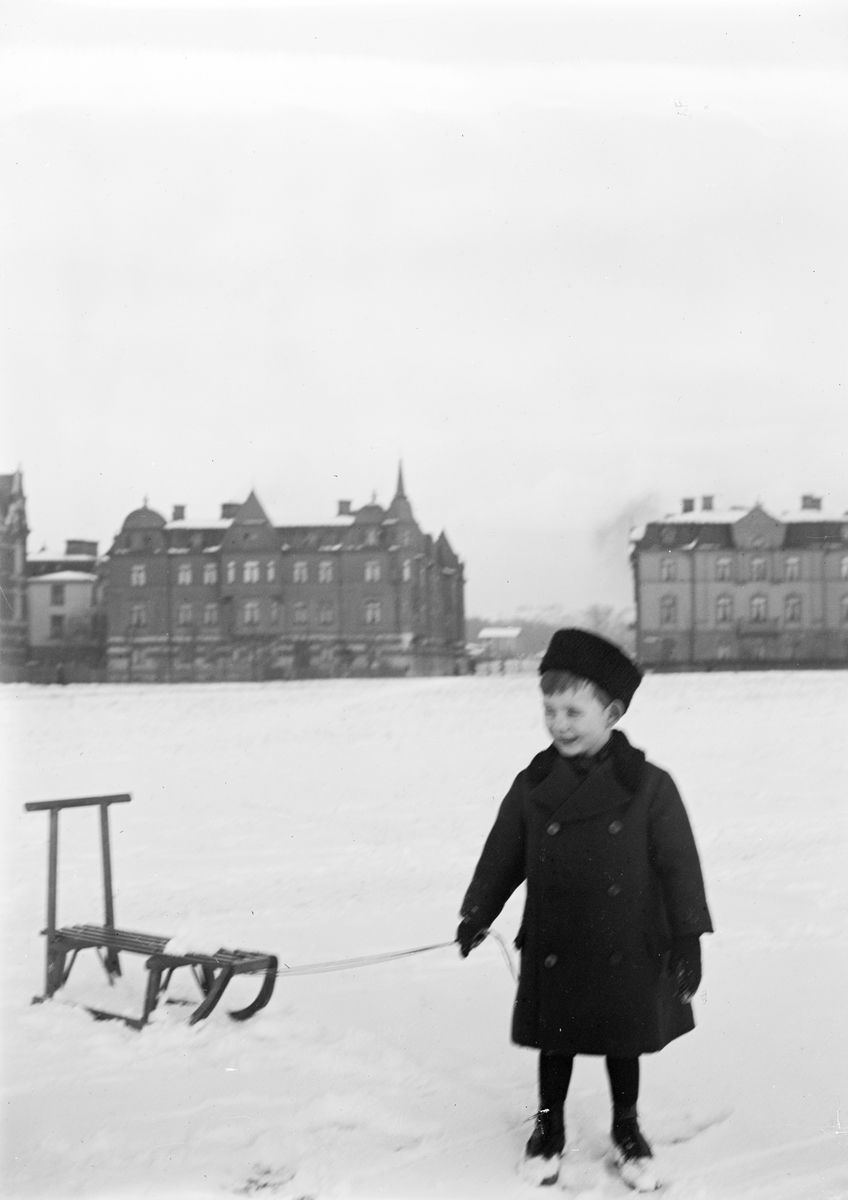 Okänd,, Sannolikt Roland Liljefors med kälke ute i snön, i Sverige