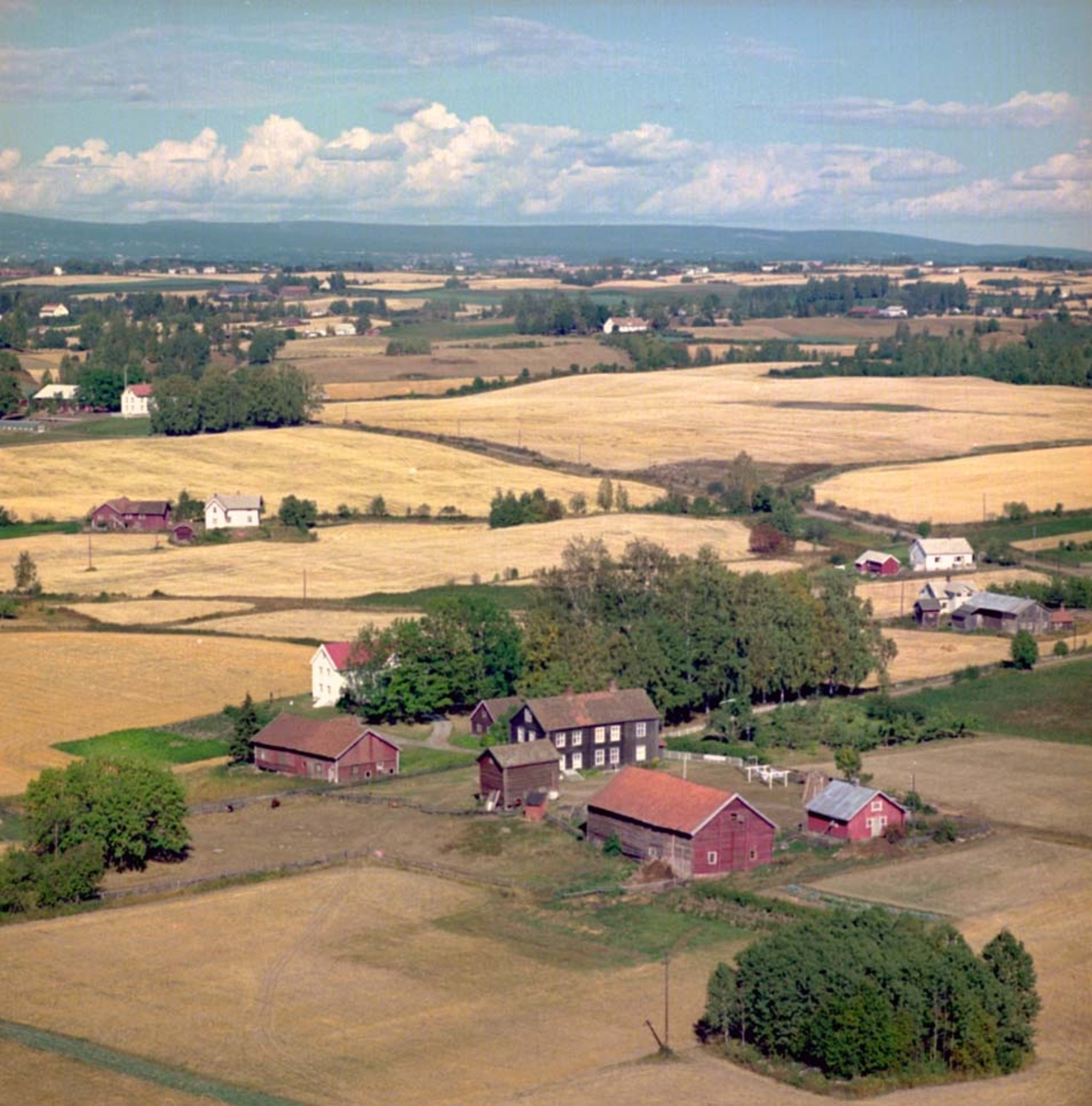 Widerøes Flyveselskap A/S, FLYFOTO GUTHUS VESTRE GARD, STANGE