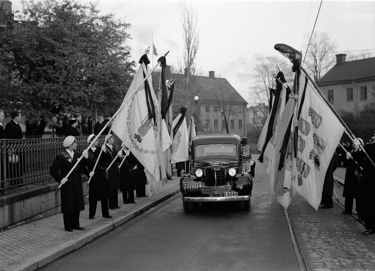 Paul Sandberg, "Sorgetåget passerar studentkårens paraderande fanborg", professor Rutger Sernanders jordfästning, utanför Uppsala domkyrka, Uppsala november 1944