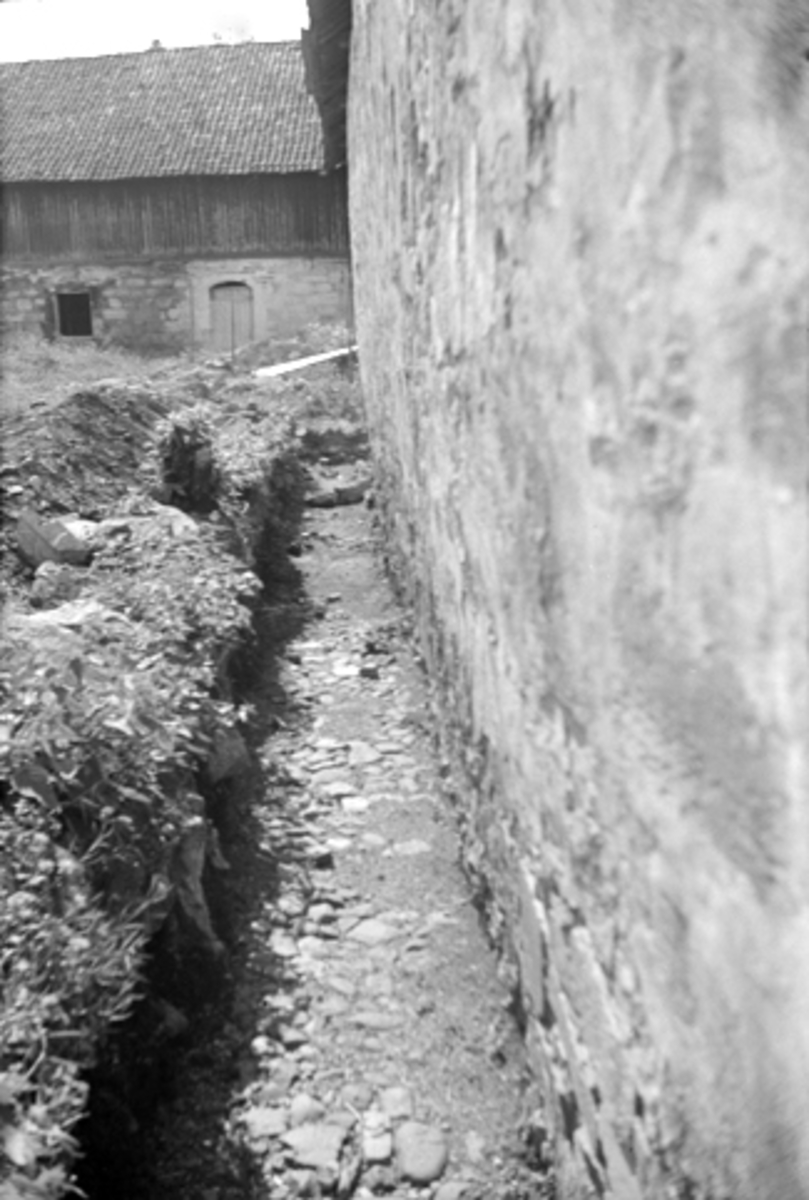 Anno Domkirkeodden, Arkeologiske undersøkelser i Hamar bispegård 1951. Prøvegrøft langs utsiden av østmuren i midtfløyen i Storhamarlåvens. HKR. 300.