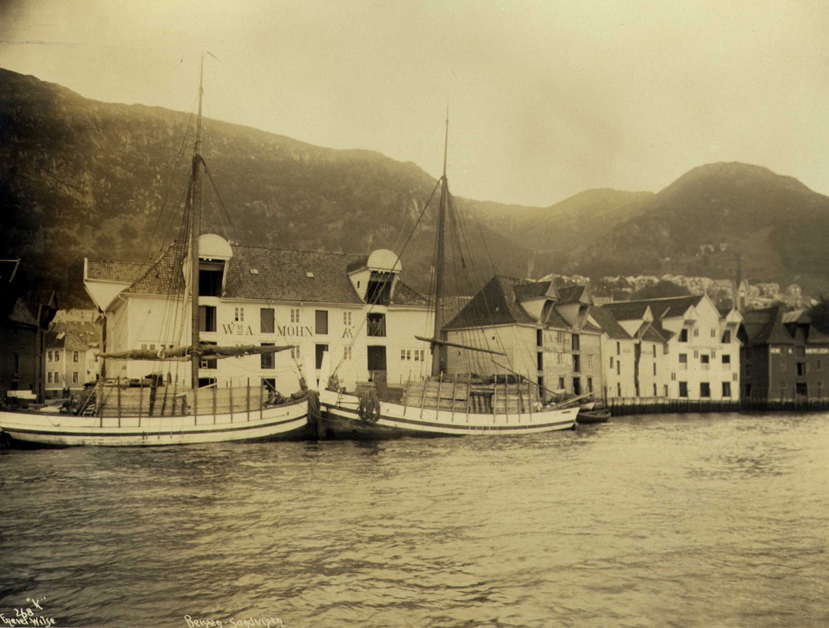 Anders Beer Wilse, Havneområde med fraktbåter med last og sjøboder, Sandviken, Bergen, Hordaland. Fotografert 1912.