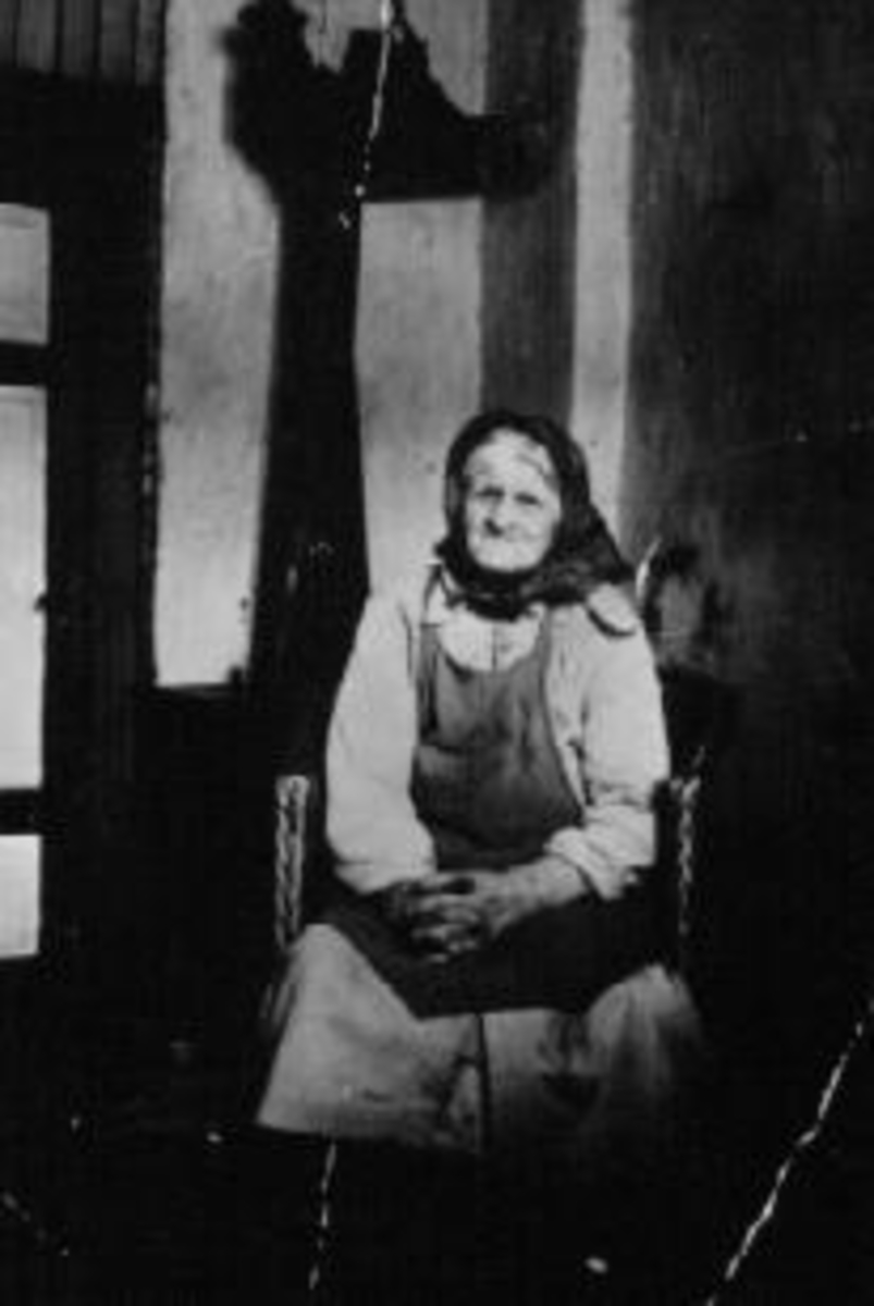 Anno Domkirkeodden, Antonie (Antonia i folketelling 1900) Olsdatter Martinsen (1870-1951), eldre dame med skaut og forkle.